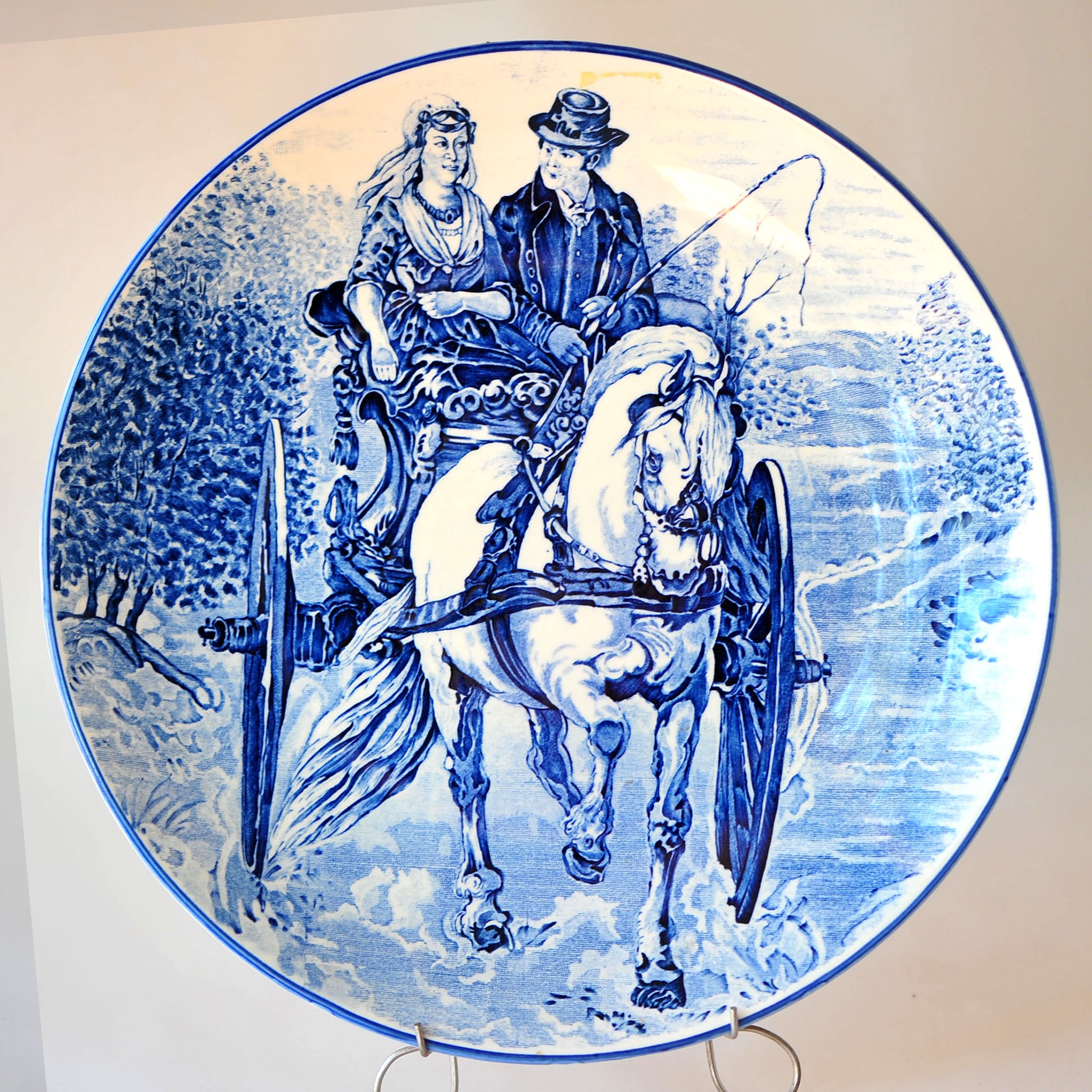 Crown Delfts Blauw Charger — Horse-Drawn Carriage Scene