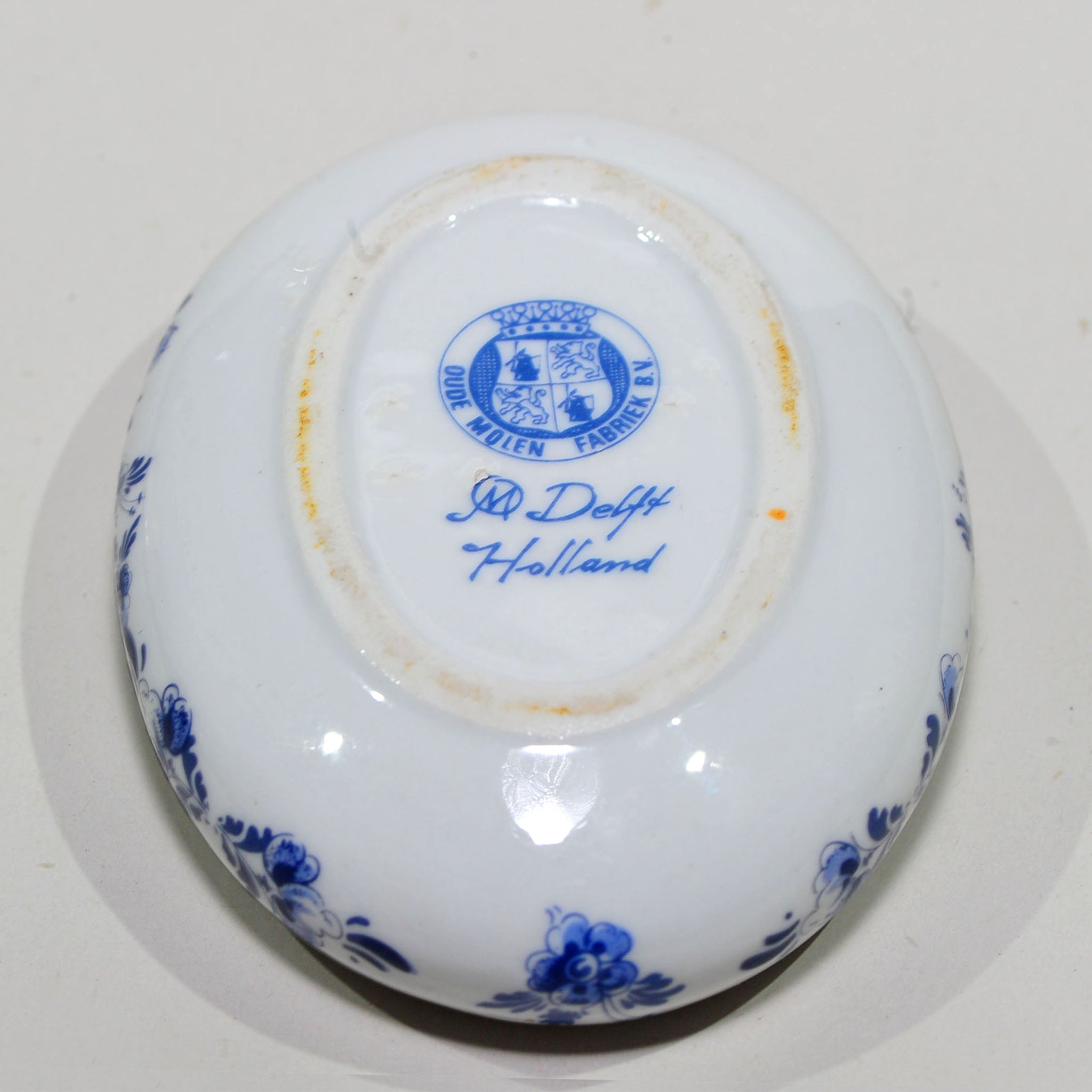 Delft Blauw Oval Lidded Trinket Box — Harbour Sailboat Scene, Oude Molen Fabriek, 11cm