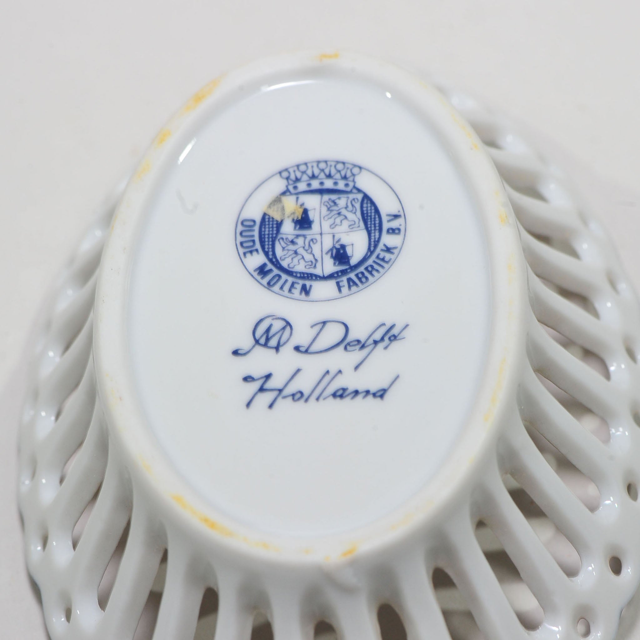 Reticulated Blue & White Basket Dish — Pierced Rim, Windmill Medallion, 18cm