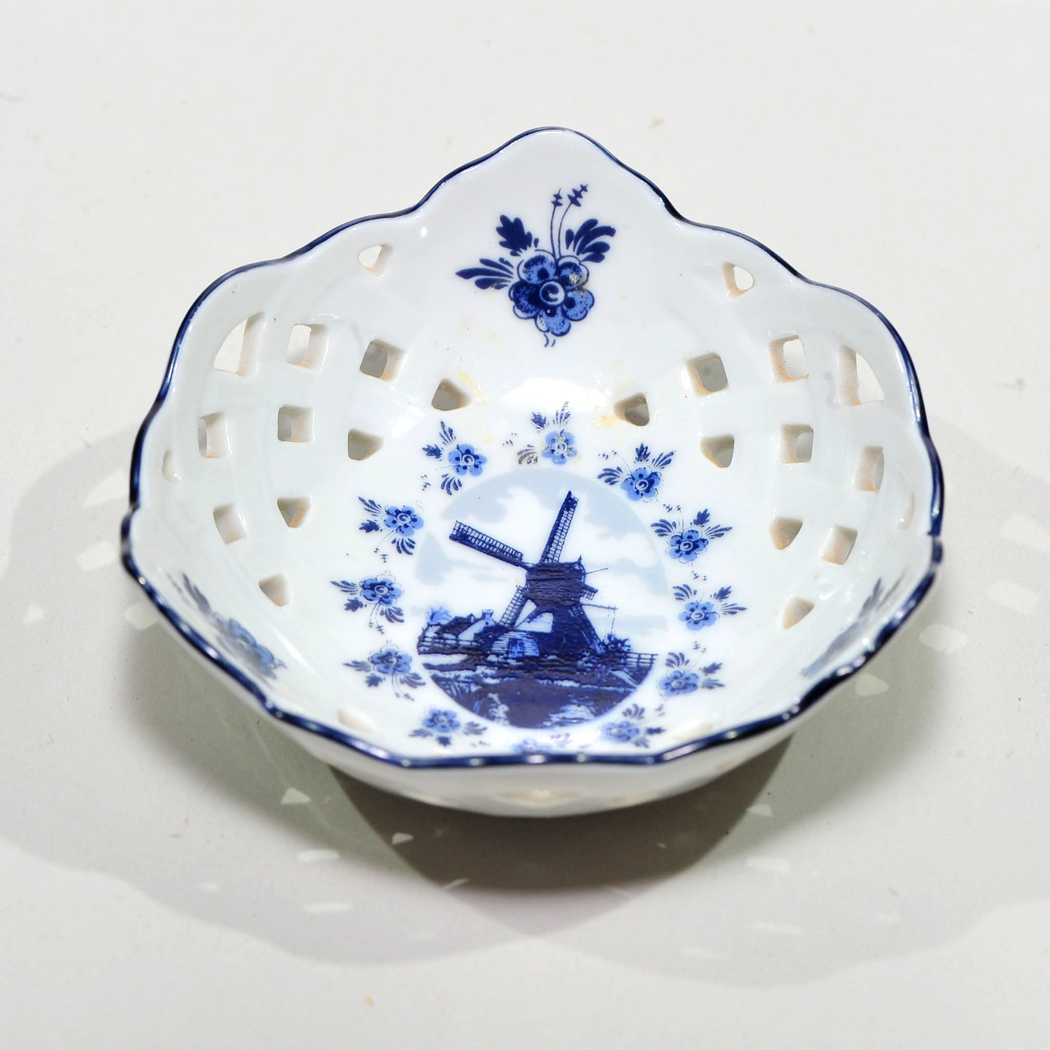 Round Reticulated Blue & White Basket Bowl — Lattice Rim, Windmill Medallion, 9cm