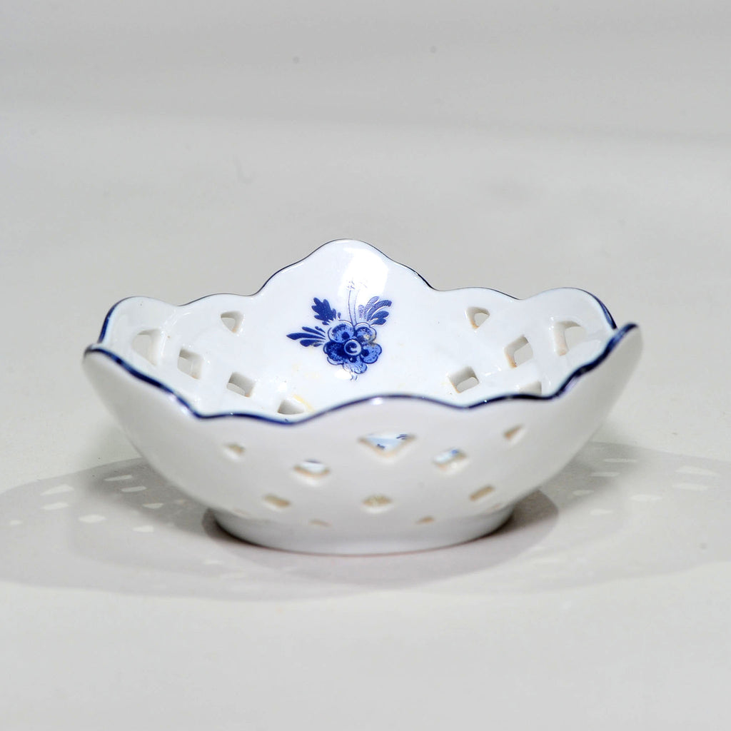Round Reticulated Blue & White Basket Bowl — Lattice Rim, Windmill Medallion, 9cm