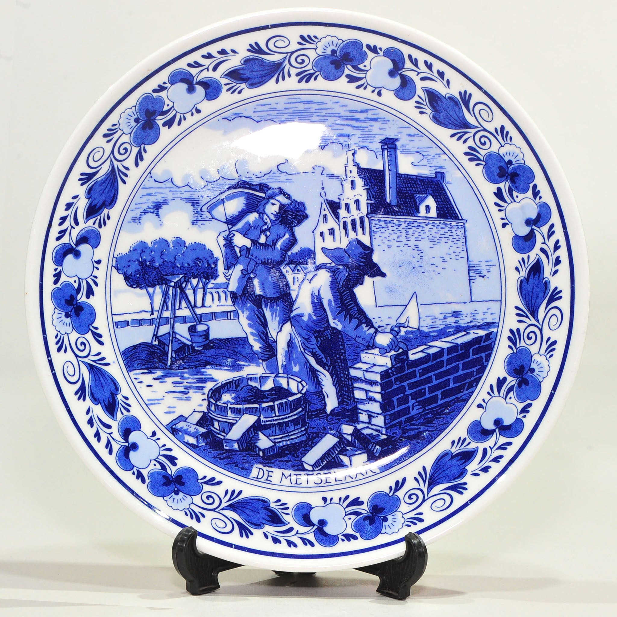 Blue & White Collector's Plate "De Metselaar" (The Bricklayer) — De Kruik Delftware, Traditional Dutch Tradesmen Series No. 1436, 16cm